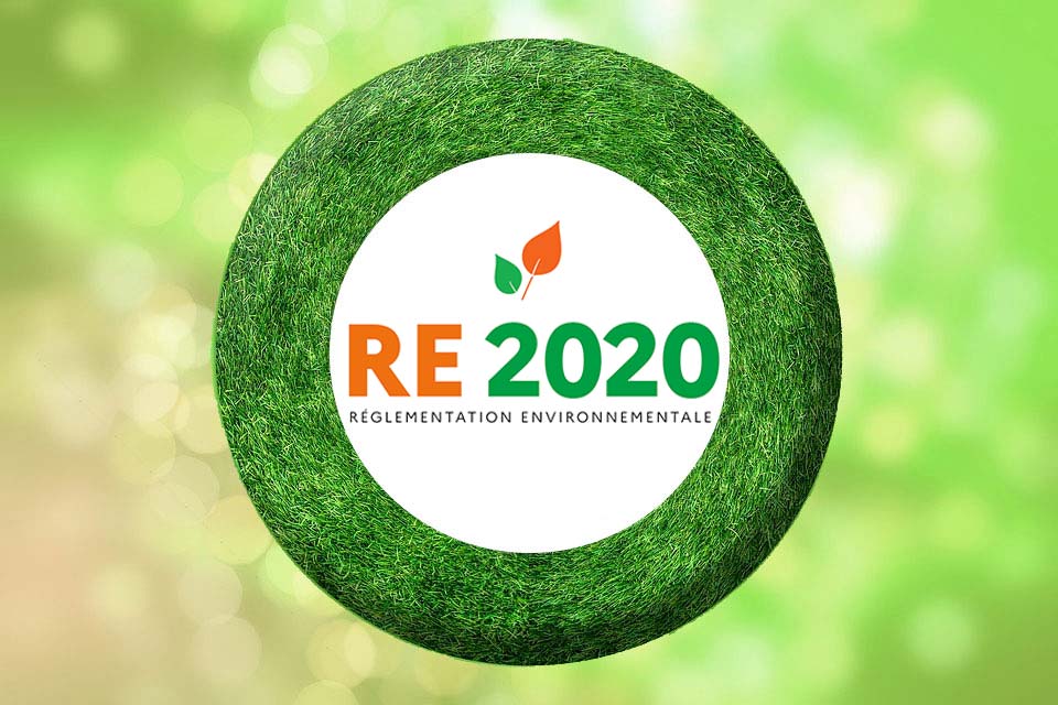 Logo RE 2020 sur fond verdoyant avec de l'herbe